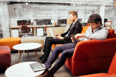 Aygıtlarda çalışan başarılı iş adamları