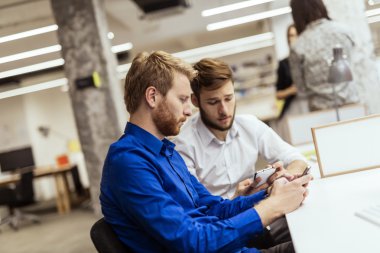 Telefonu kullanma office yakışıklı iş adamları