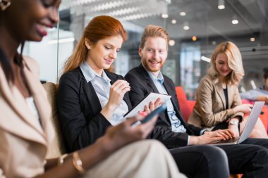 Konuşma sırasında iş adamları