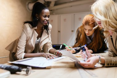 Projede çalışan yaratıcı kadınlar