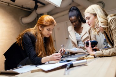 Projede çalışan yaratıcı kadınlar