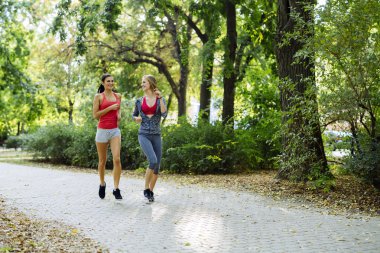 iki genç kadın koşu