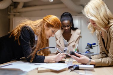 Projede çalışan yaratıcı kadınlar