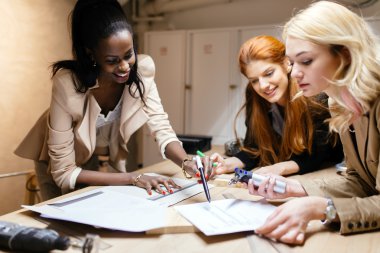 Bir proje üzerinde çalışıyor tasarımcıları grup