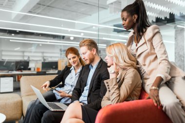 Konuşma sırasında iş adamları