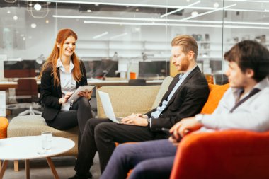 Konuşma sırasında iş adamları