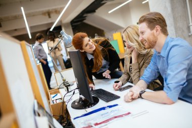 ofiste çalışan iş adamları