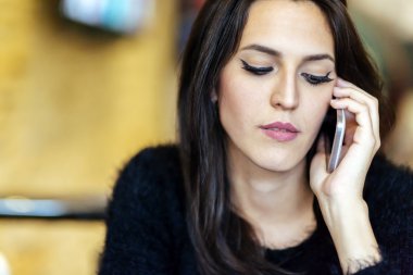 Telefon kullanan güzel esmer kadın