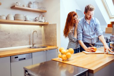 Mutlu çift organik meyve suyu yapım