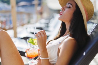 Güzel model yudumlarken şehvetli