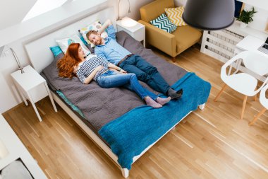 Güzel çift yatakta yatarken ve dinlenme