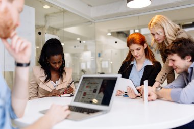 Ofiste çalışan iş adamları