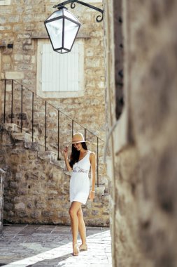 Eski şehirde poz güzel kadın