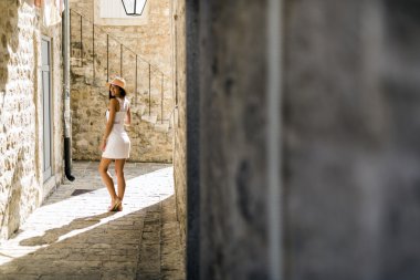 Güzel model yaz aylarında poz