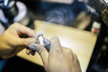 Çalışmaları sırasında uçuşan toz parçacıkları