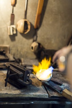 Kuyumcu eriyen altın