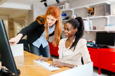 Ofiste iş adamları işbirliği