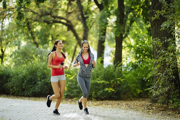 Jovens ajuste mulheres correndo ao ar livre — Fotografia de Stock