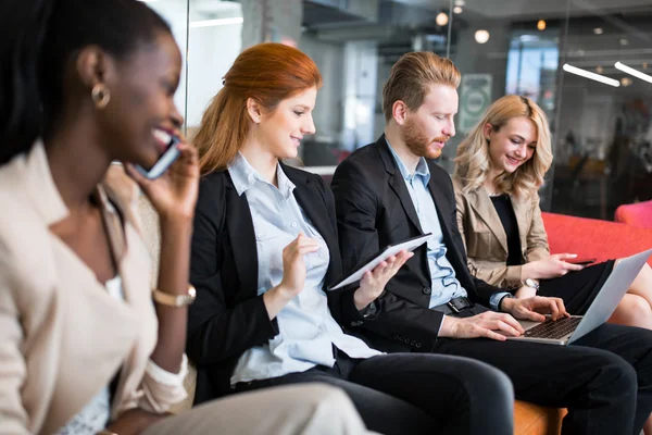 Gente de negocios durante conversación — Foto de Stock