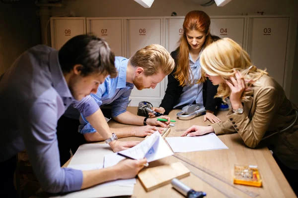 Grupo de designers criativos brainstorming — Fotografia de Stock