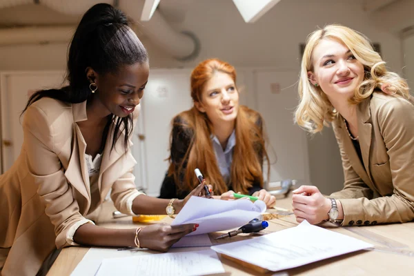 Bir proje üzerinde çalışıyor tasarımcıları grup