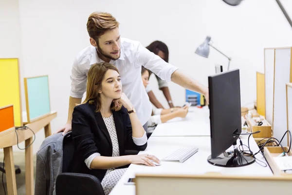 Kollegor i office fungerar på en dator — Stockfoto