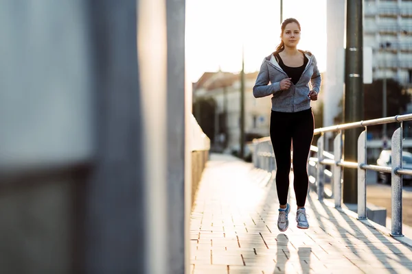 Vrouw joggen in stad — Stockfoto