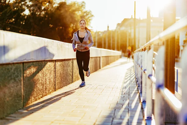 Fit vrouw joggen in stad — Stockfoto