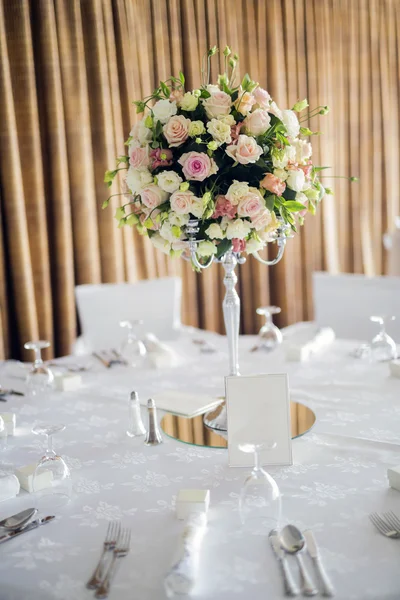 Belas mesas de casamento e rosas — Fotografia de Stock