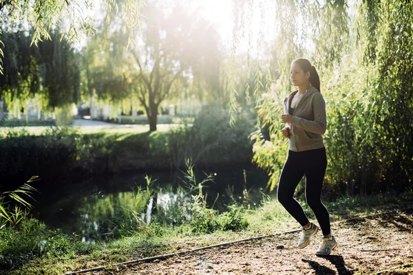 Passen vrouw joggen buiten — Stockfoto