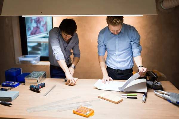 Dos diseñadores trabajando juntos — Foto de Stock