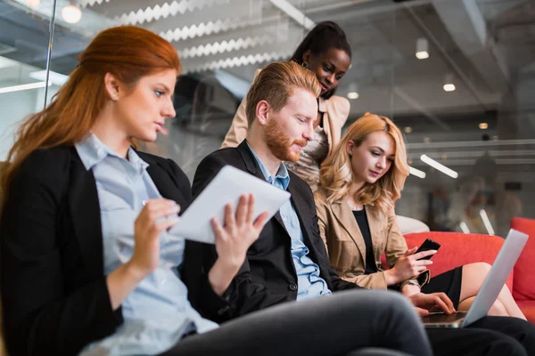 Gente de negocios durante conversación — Foto de Stock