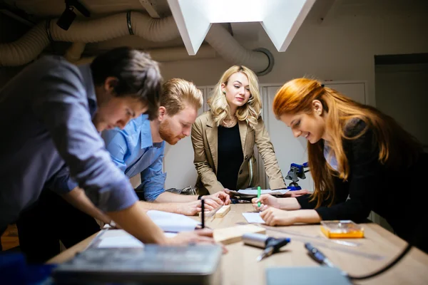 Grupo de diseñadores creativos lluvia de ideas — Foto de Stock