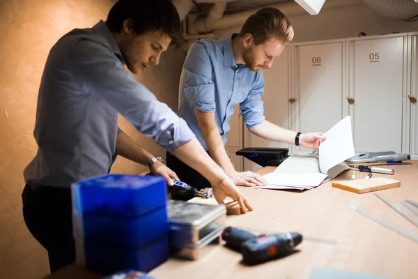 Zwei Designer arbeiten zusammen — Stockfoto