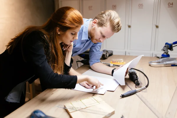 Designers criativos trabalhando em oficina — Fotografia de Stock