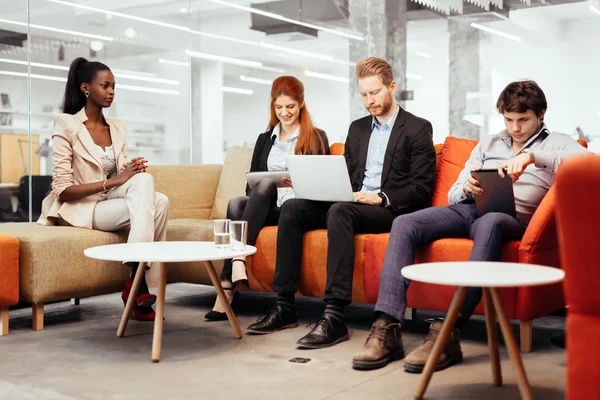 Gente de negocios durante conversación — Foto de Stock