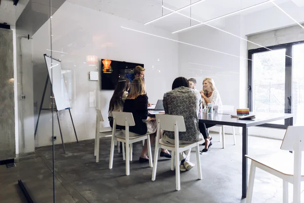 Gruppo di colleghi brainstorming in ufficio — Foto Stock