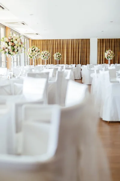 Belas mesas de casamento e em buquê — Fotografia de Stock