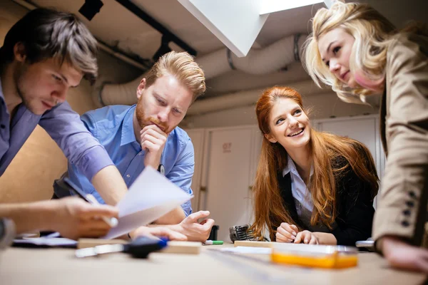 Grupo de designers criativos brainstorming — Fotografia de Stock