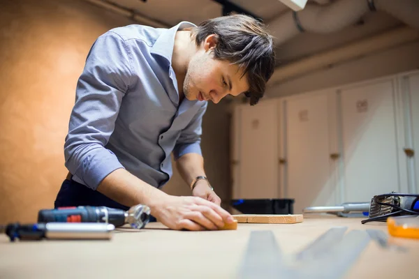 Joiner werkt en ontwerpen op werkbank — Stockfoto