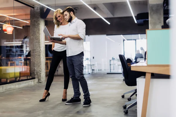 Discutir las nuevas ideas de los compañeros de trabajo — Foto de Stock