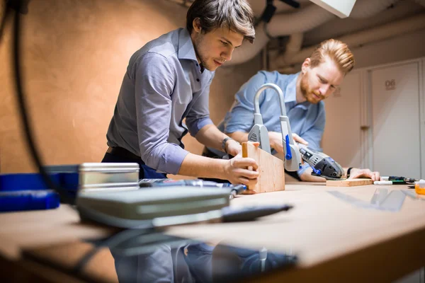 Zwei Designer arbeiten zusammen — Stockfoto