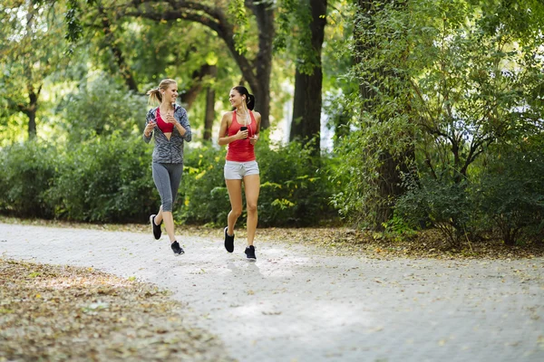 Sportowy kobiet jogging w parku — Zdjęcie stockowe