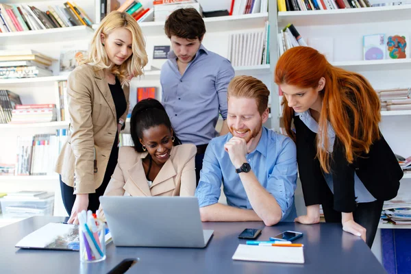 Affärsmän brainstorming i office — Stockfoto