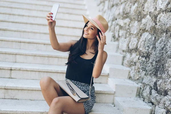 Menina atraente tomando selfie — Fotografia de Stock