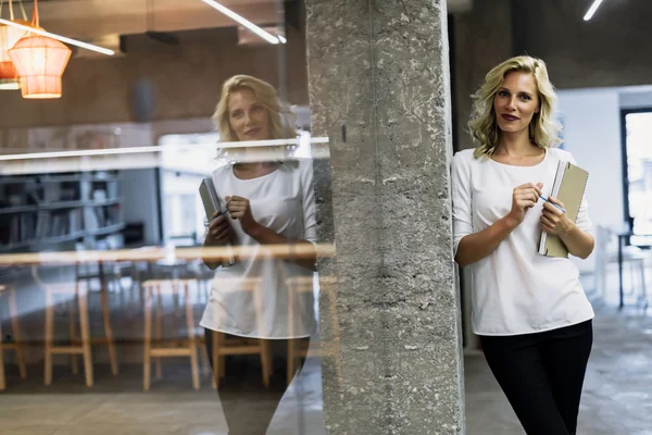 Hermosa mujer de negocios sosteniendo una carpeta — Foto de Stock