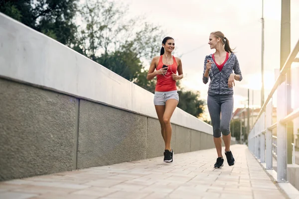 Belle donne che fanno jogging al tramonto — Foto Stock