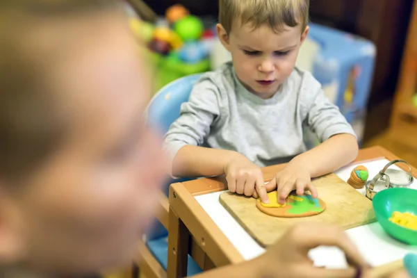 Crative garçon dans son atelier — Photo