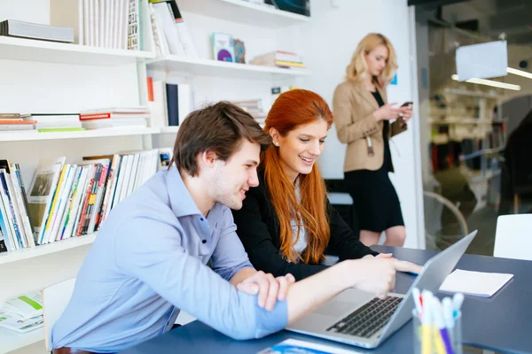 Compañeros de trabajo consultoría en oficina — Foto de Stock