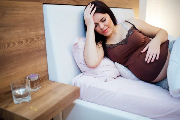 妊娠中の女性が頭痛に苦しんでいます。 — ストック写真